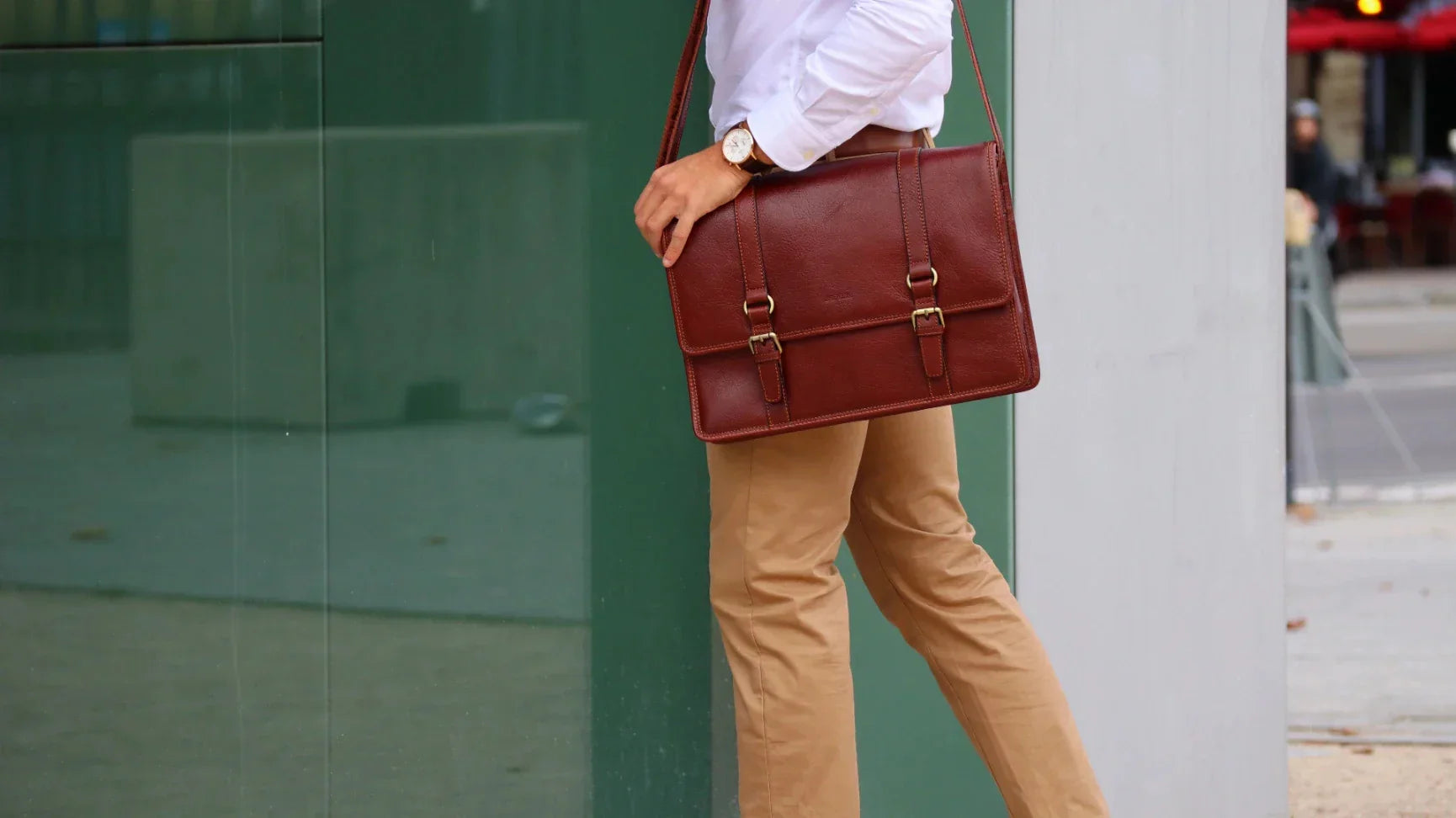 cartables en cuir pour homme marron -vue porté par homme 