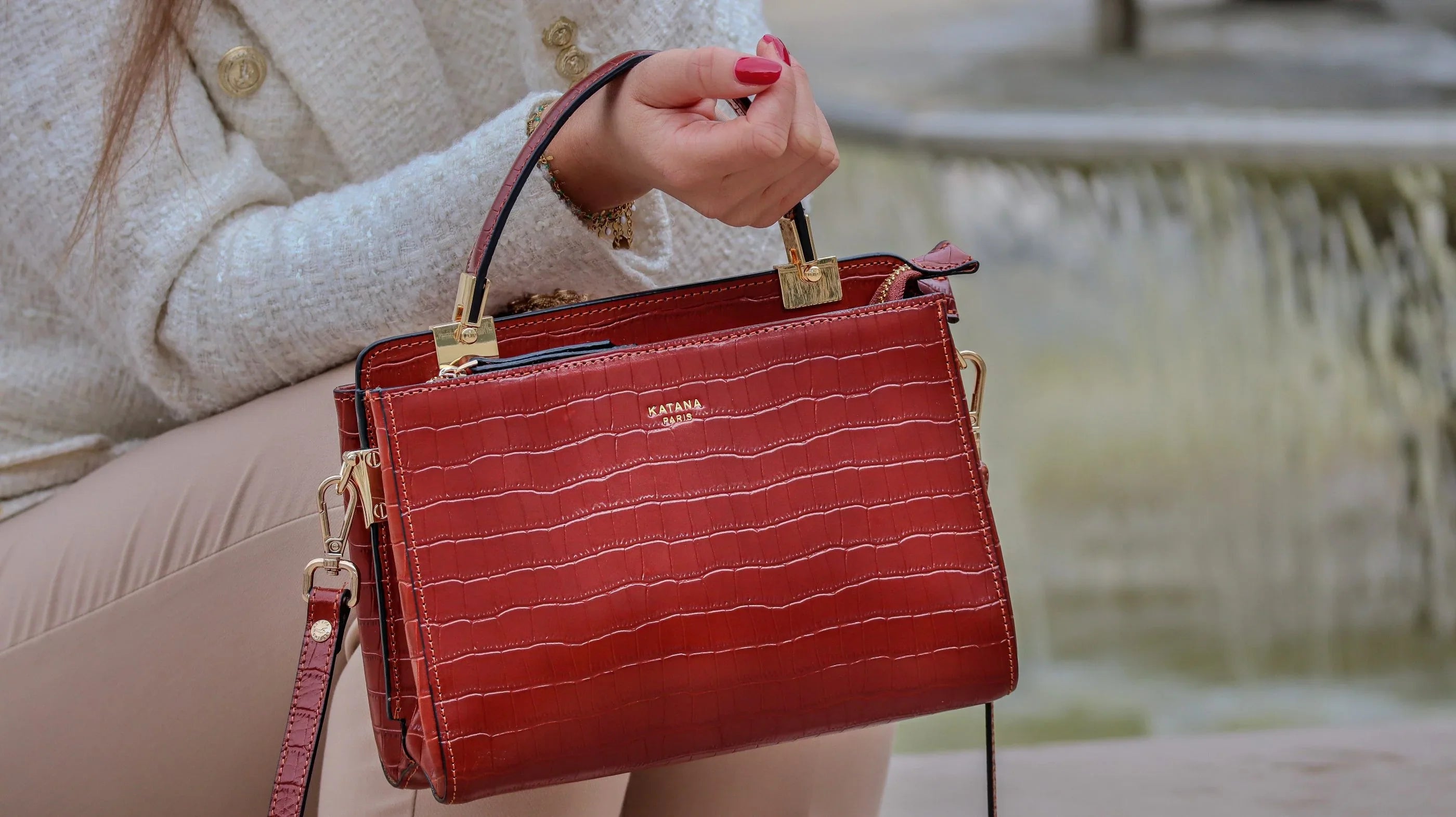 sac à main en cuir croco rouge - vue porté mai