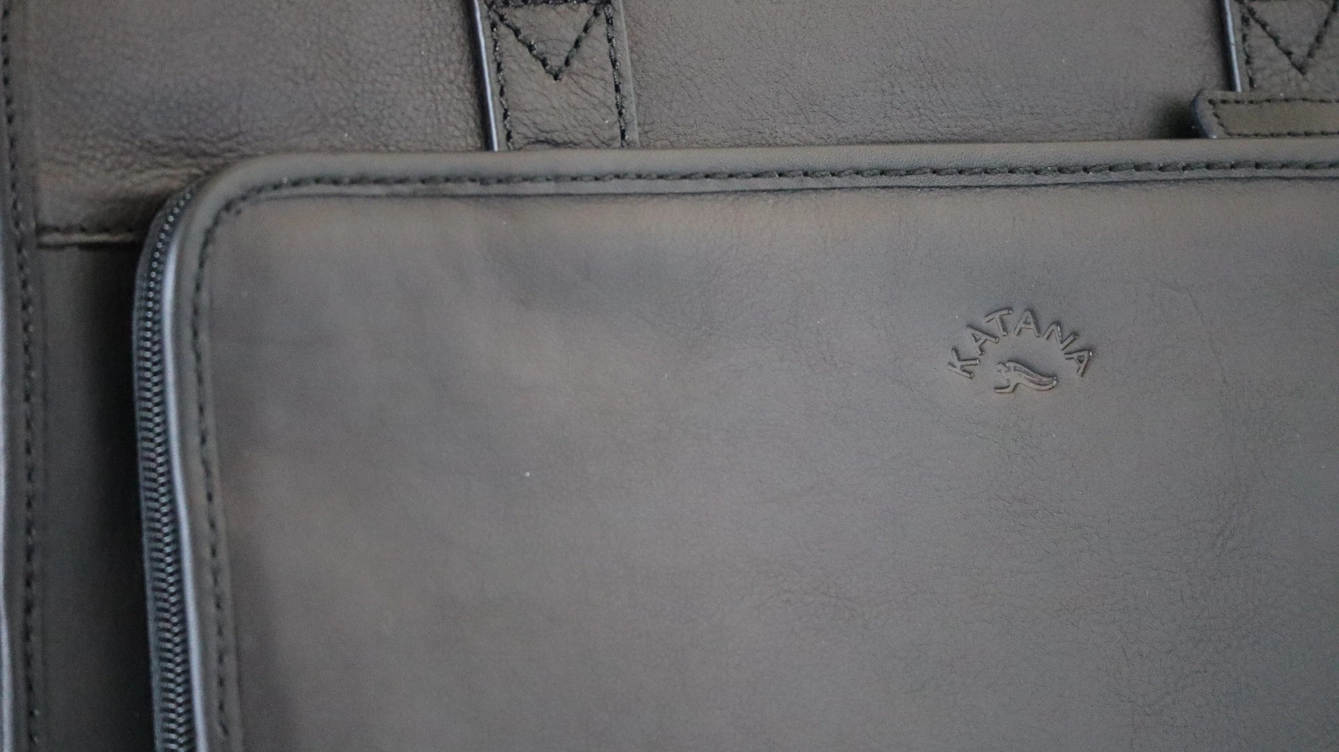 cartable en cuir noir pour ordinateur belles finitions katana 31044- vue détail poche avant 