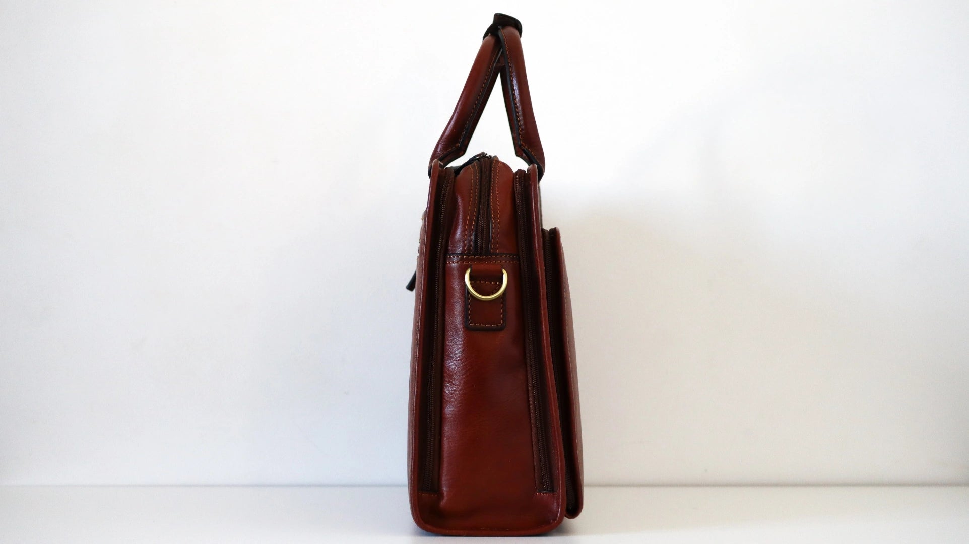 porte ordinateur en cuir vu de profil