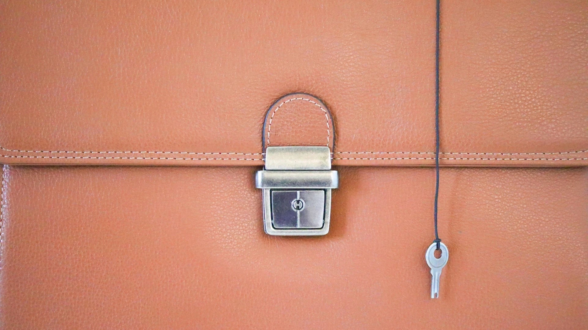 porte documents cuir marron katana 69327 - vue de la serrure à clé 