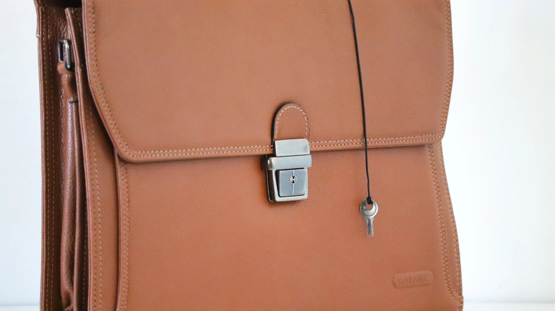 serviette cartable en cuir marron katana 69327 - vue de côté avec serrure et clé 