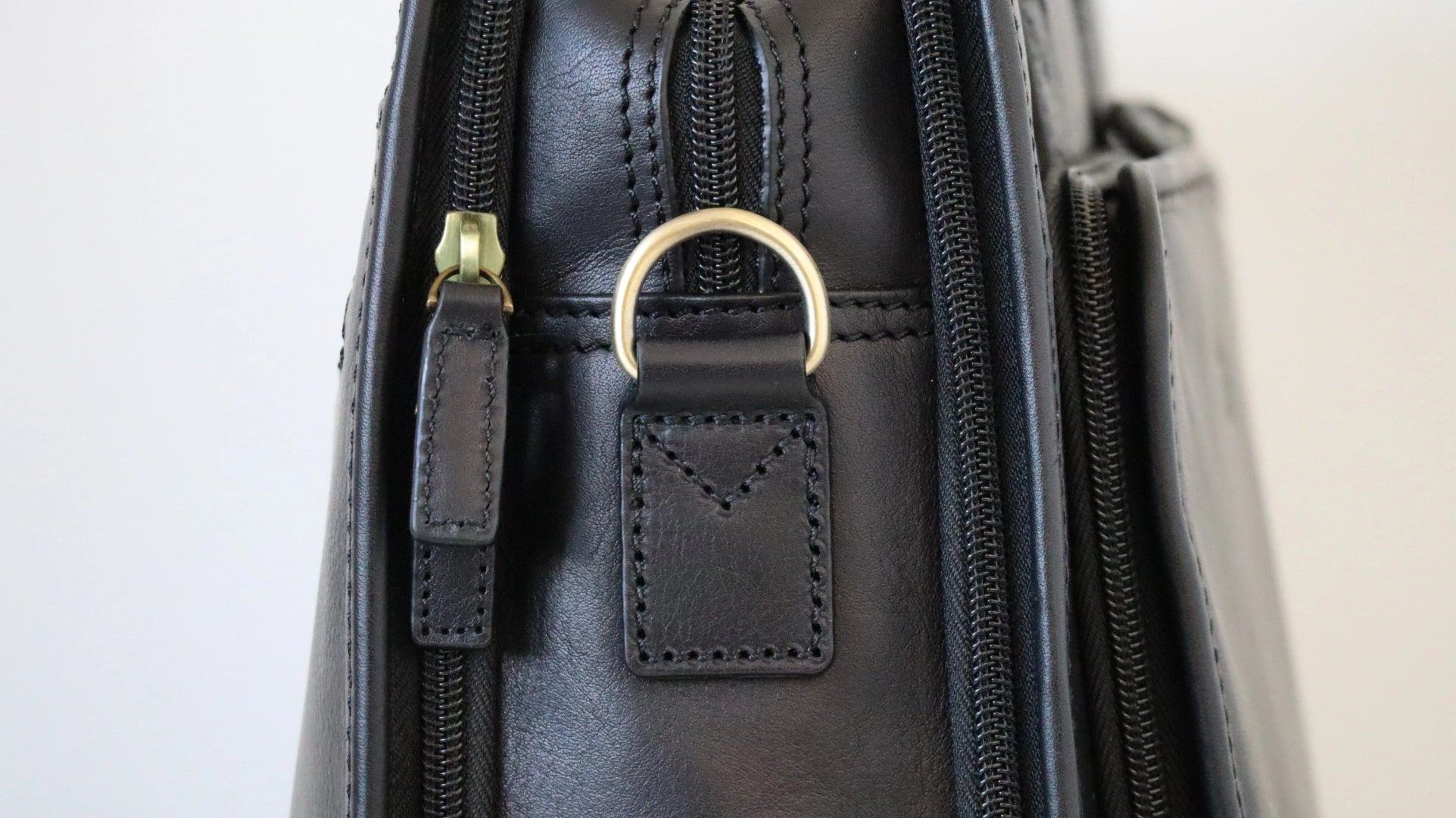 cartable en cuir noir pour ordinateur belles finitions katana 31044- vue détail attache bandoulière en laiton 